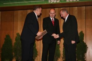 Zdjęcie mężczyzn w garniturach na scenie